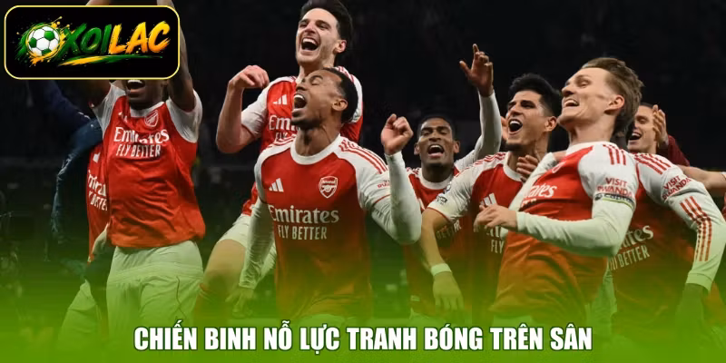 Chiến binh nỗ lực tranh bóng trên sân