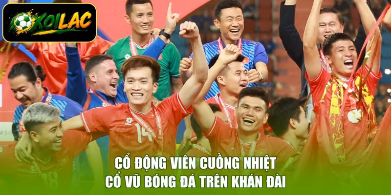 Cổ động viên cuồng nhiệt cổ vũ bóng đá trên khán đài