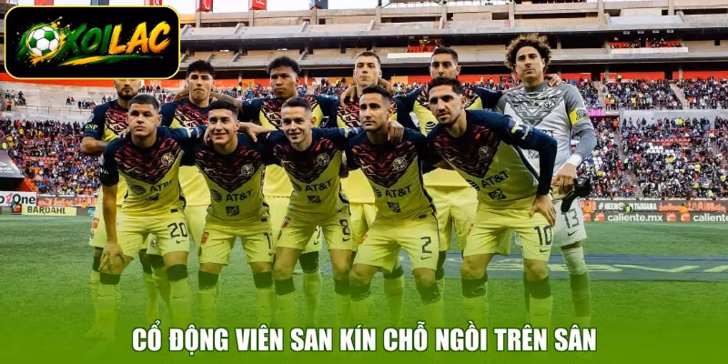 Cổ động viên san kín chỗ ngồi trên sân